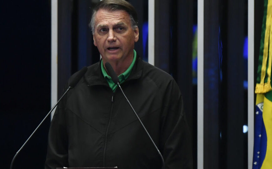 Defesa de Bolsonaro pede prazo a Moraes para transferir titularidade de armas