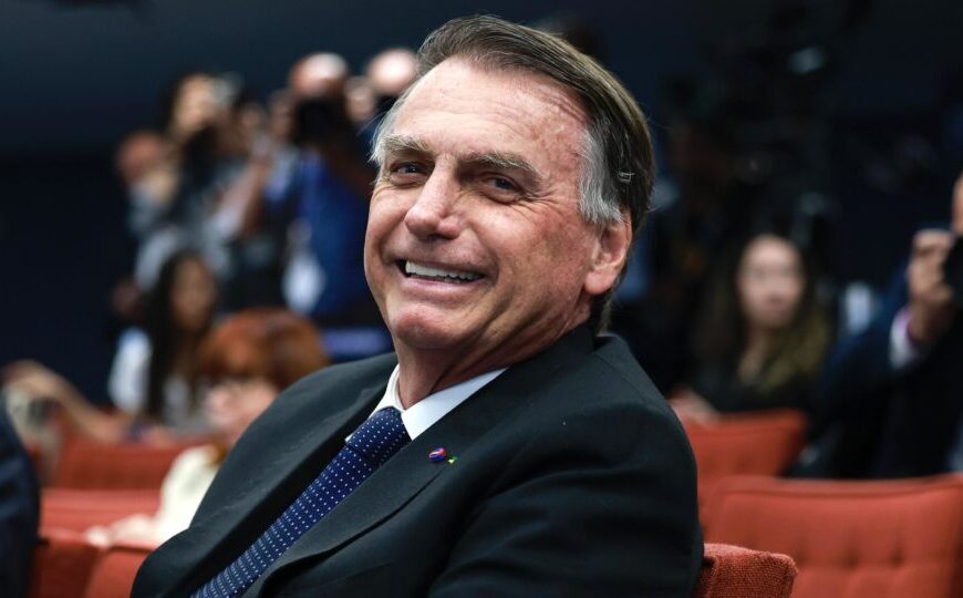 Bolsonaro pede autorização para consulta odontológica com a nora em Brasília