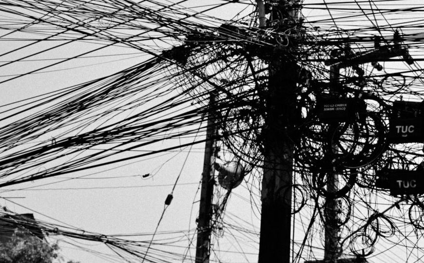Fios nos postes: o problema econômico por trás da poluição visual