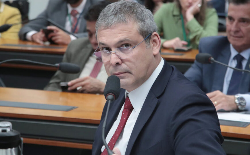 Lindbergh pede ao STF que Flávio, Eduardo e PL paguem por prejuízos do tarifaço
