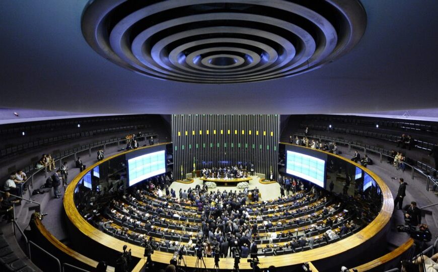 Como o Brasil pode economizar bilhões sem novos impostos ou reformas