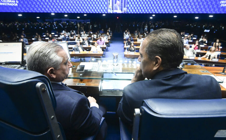 Quanto ganha e o que faz um senador?