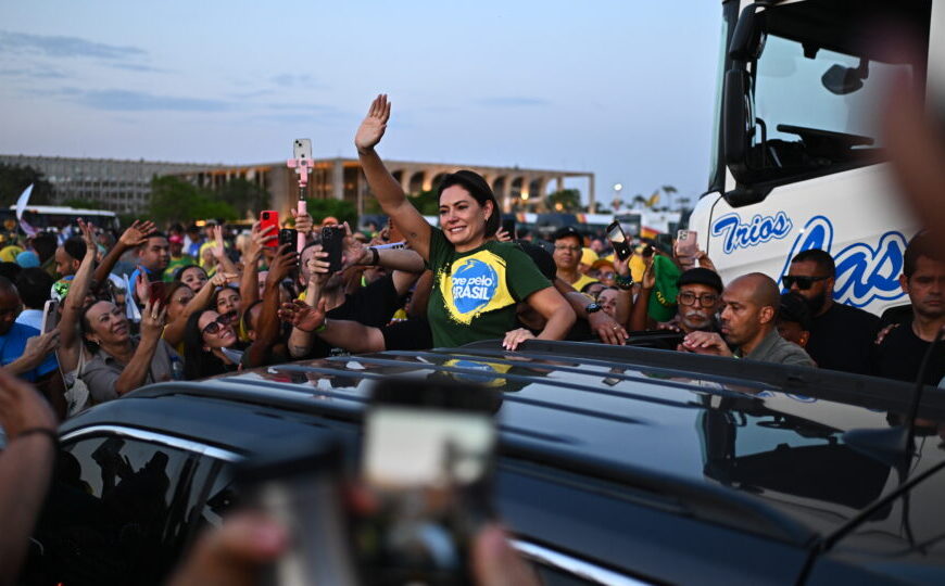 Michelle protesta contra proibição de mostrar  Bolsonaro em propaganda eleitoral