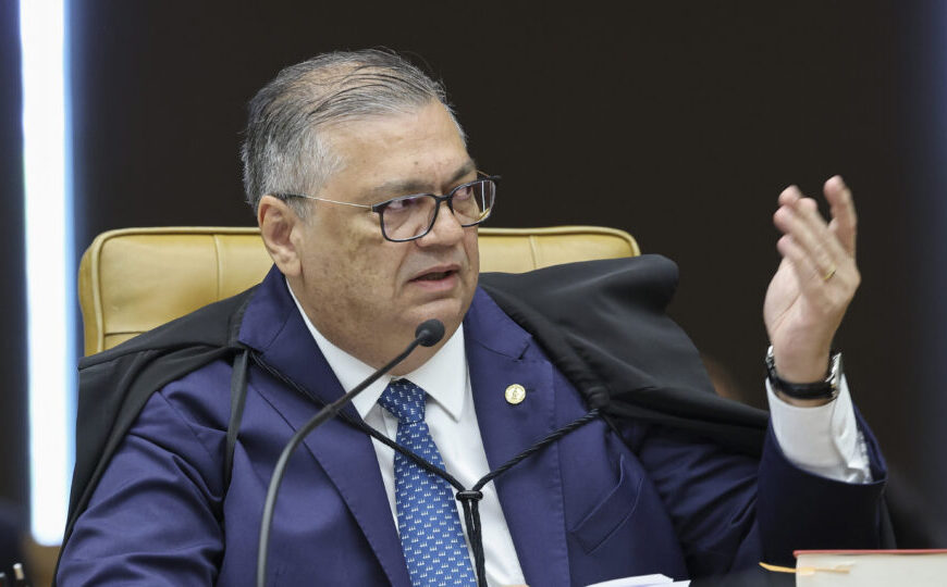 Decisão de Dino contra Flávio reaquece crise no STF e acirra disputa eleitoral