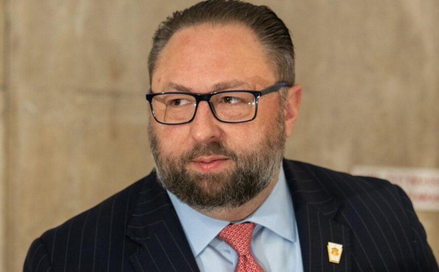 Aliado de Trump publica montagem de Moraes com Banco Master e diz que ministro “está com sérios problemas”