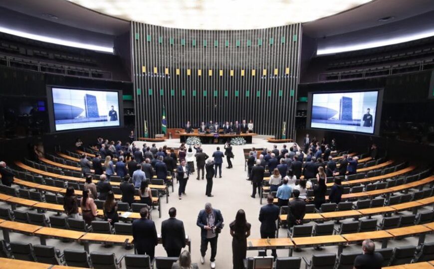 Quanto ganha e o que faz um deputado federal?