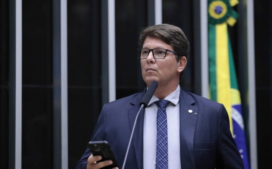 Mario Frias diz que não há crime em patrocínio do Master a Dark Horse