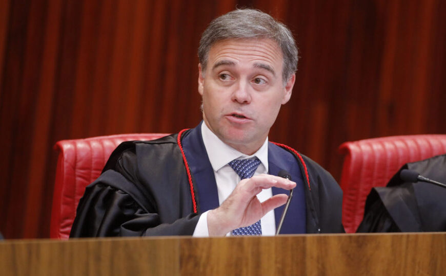 Mendonça será o relator de ação de Renan dos Santos contra reajuste do Bolsa Família de Lula