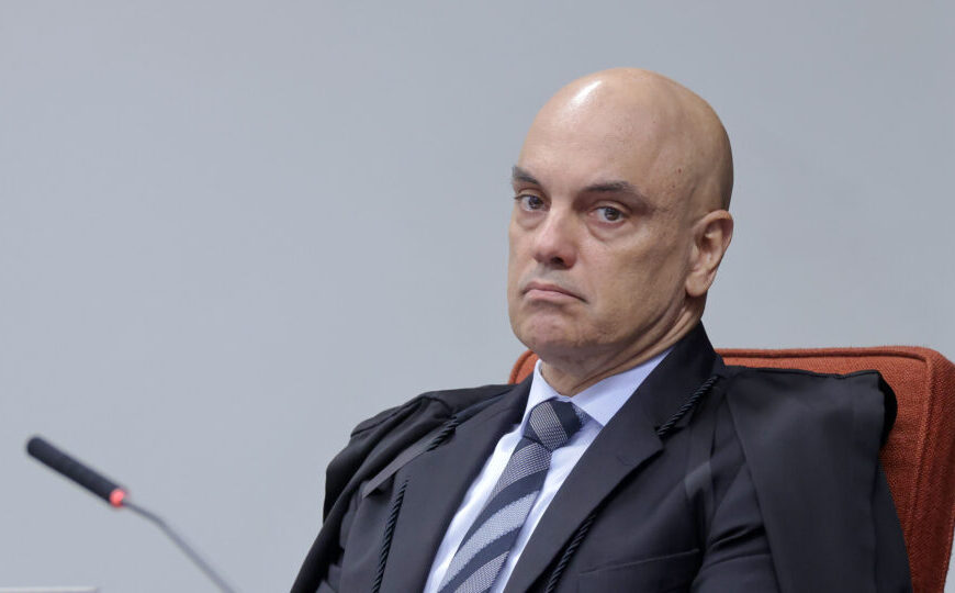 Imprensa internacional vê crise no STF após revelações envolvendo Moraes e Vorcaro