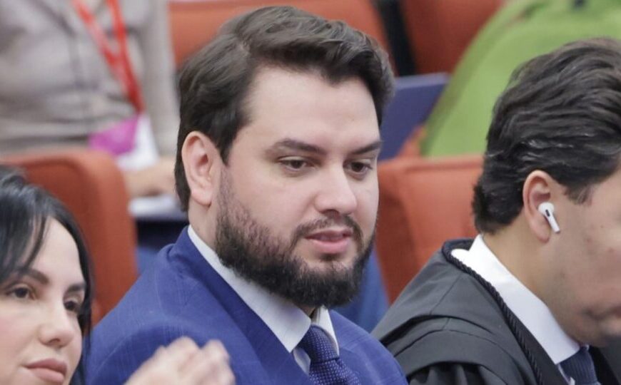 Ministro Dias Toffoli mantém Filipe Martins em regime de prisão fechado