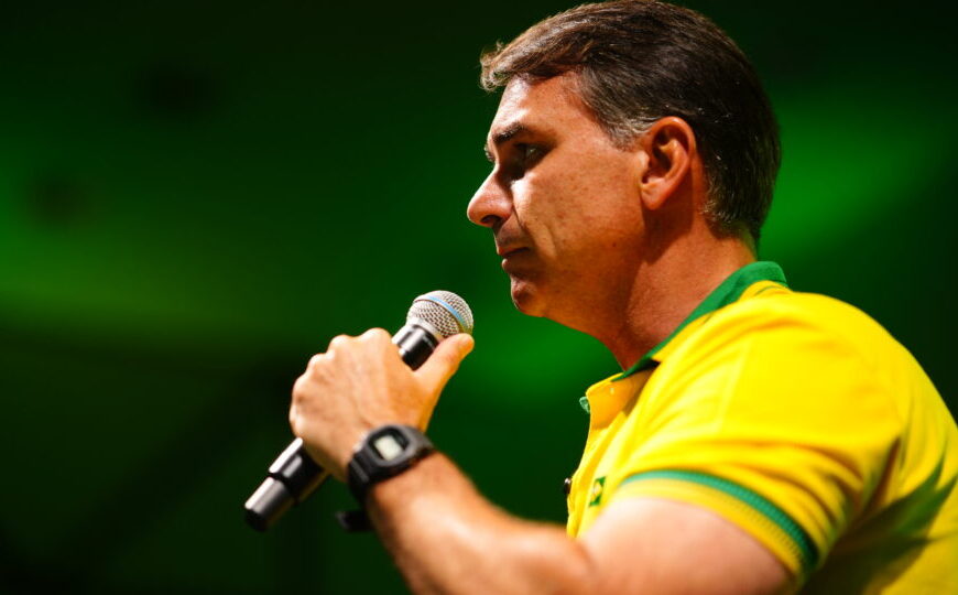 Flávio Bolsonaro declara liderança da oposição a partir dos EUA