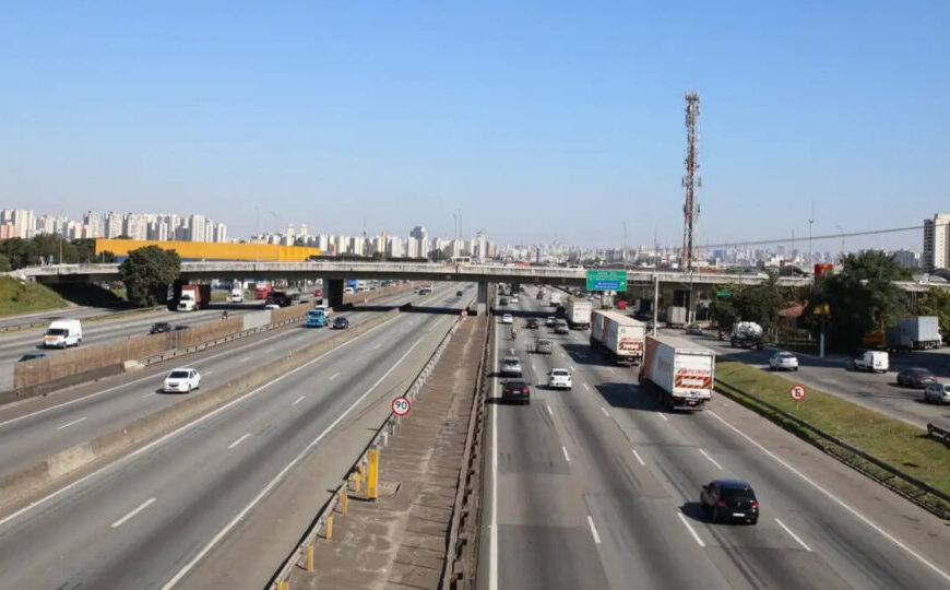 Governo lança plano para ampliar internet em rodovias; ministro nega impacto no pedágio