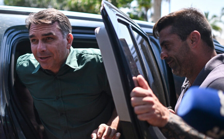 Saída de Flávio Bolsonaro dos EUA pode ampliar cerco judicial contra aliados e família
