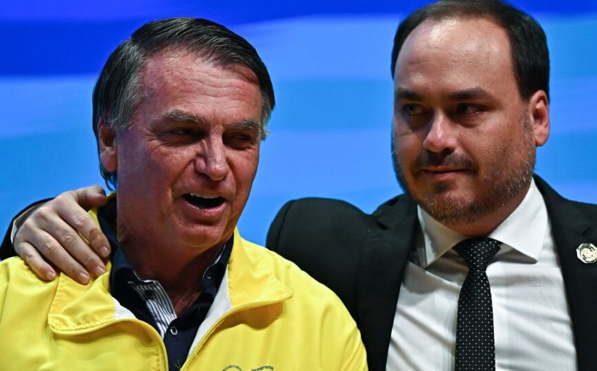 Após visita, Carlos diz que Bolsonaro está “feliz com o que está acontecendo no Brasil”