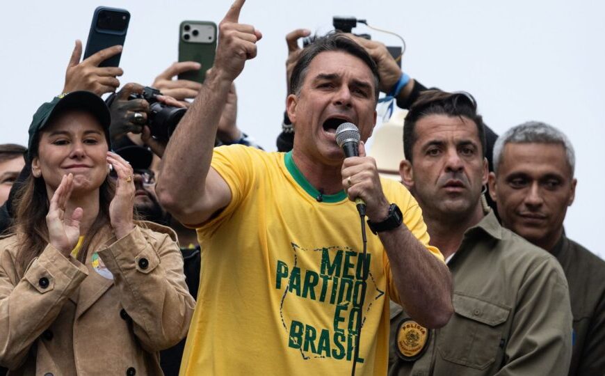 Nos EUA, Flávio Bolsonaro se declara líder do Brasil e da oposição