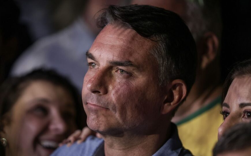 Dos EUA, Flávio prevê crise econômica de Lula e fala em possível eleição antes de 2030