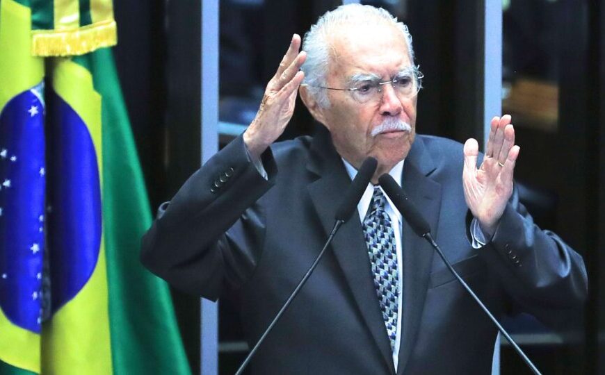 Sarney segue internado na UTI após cirurgia sem problemas